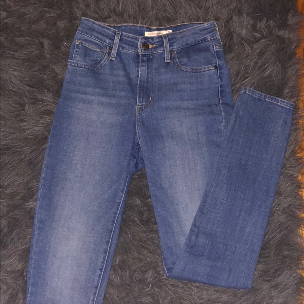 New light wash Levi skinny jeans!